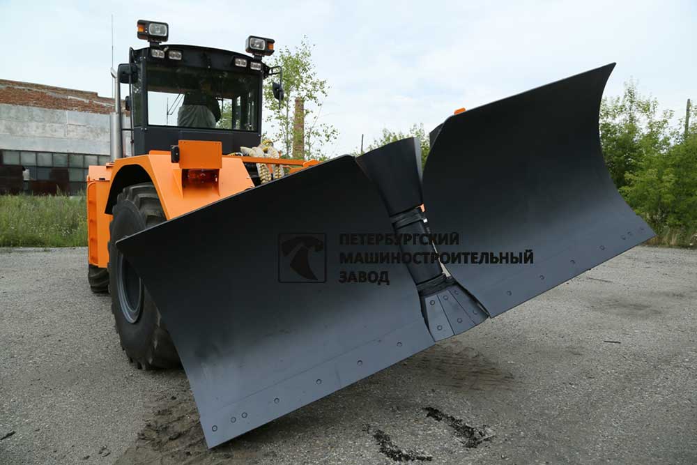 Hydraulic bulldozer equipment on the 